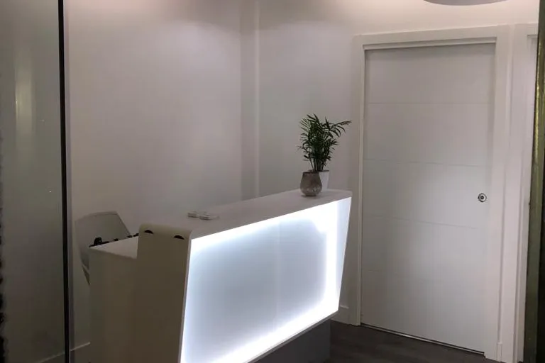 Entrada y recepción de la clínica Logomed, Travesía Covarrubias 1, Toledo